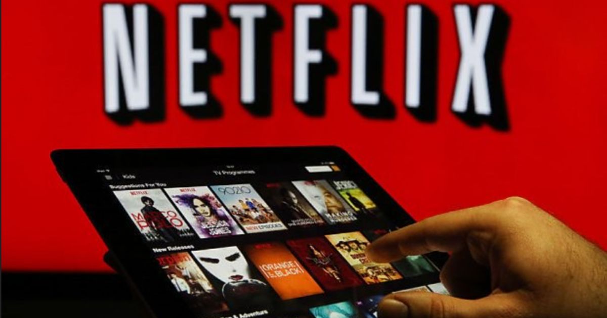 ela da Netflix em tablet durante uso da plataforma de streaming após decisão judicial sobre compartilhamento de senhas