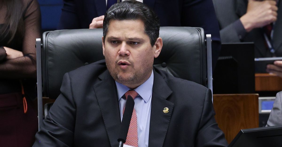 Davi Alcolumbre preside sessão do Congresso durante debate sobre CPMI do Banco Master