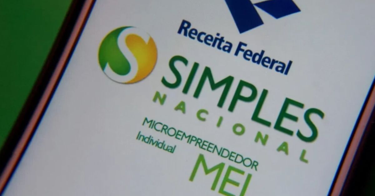 Tela de smartphone exibe a identidade visual do Simples Nacional e do MEI em imagem relacionada ao prazo da declaração anual dos microempreendedores.
