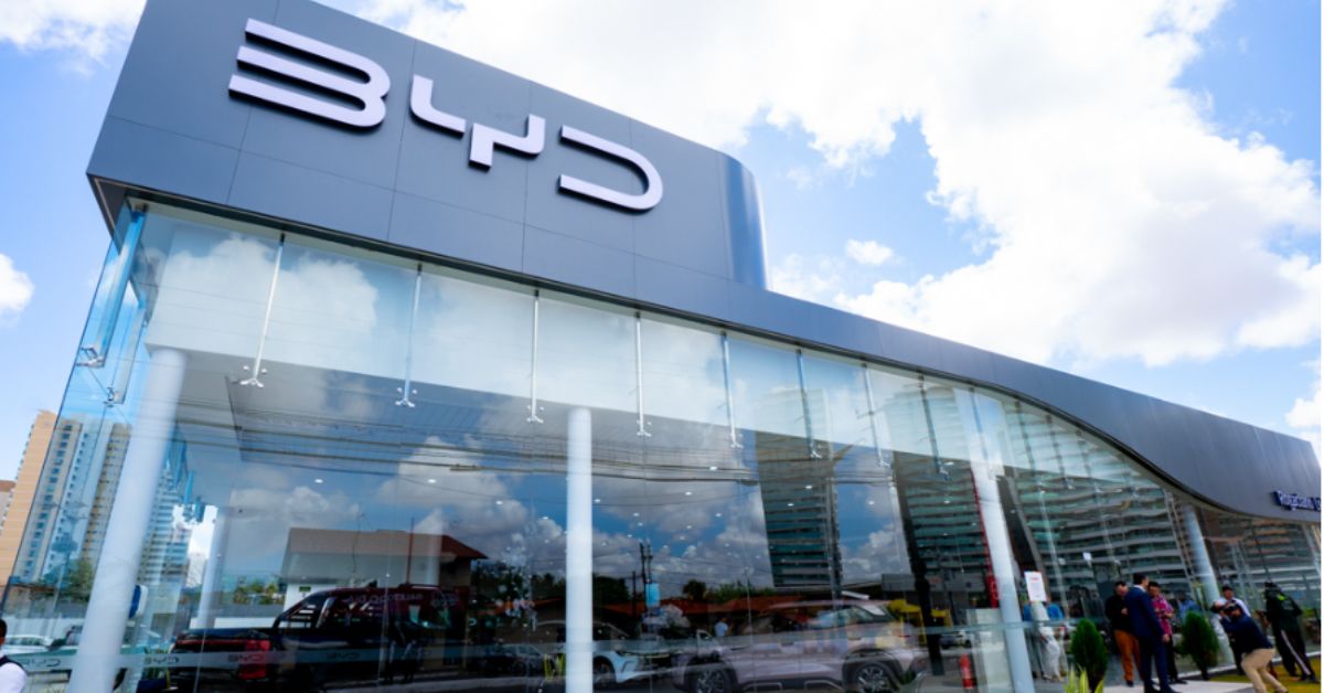 Fachada da BYD Carmais Fortaleza durante expansão do mercado de veículos híbridos e elétricos no Ceará.