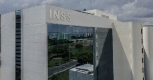 Fila do INSS acelera gastos do governo Lula e amplia bloqueio no Orçamento