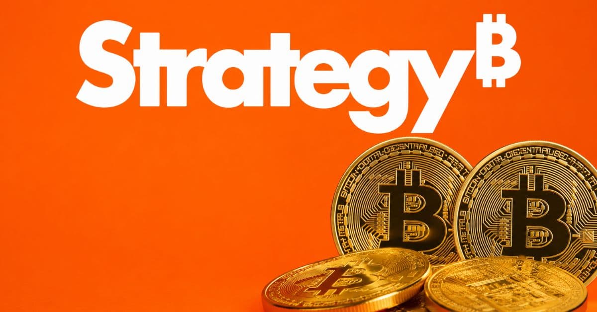 Logotipo da Strategy sobre fundo laranja com moedas de Bitcoin posicionadas à direita da imagem.