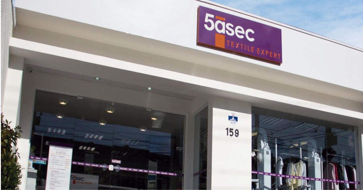 Fachada de uma unidade da 5àsec, rede francesa de lavanderias que iniciou expansão para o Paraguai liderada pela operação brasileira.