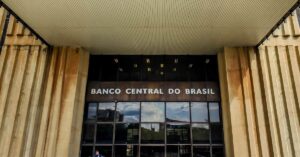 Inflação para 2026 sobe no Focus e mantém juros altos, encarecendo o crédito