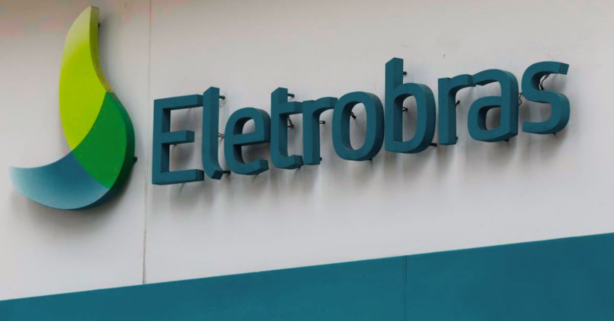 Fachada com logotipo da Eletrobras em prédio corporativo, empresa privatizada que originou fundos bilionários para saneamento e revitalização ambiental.