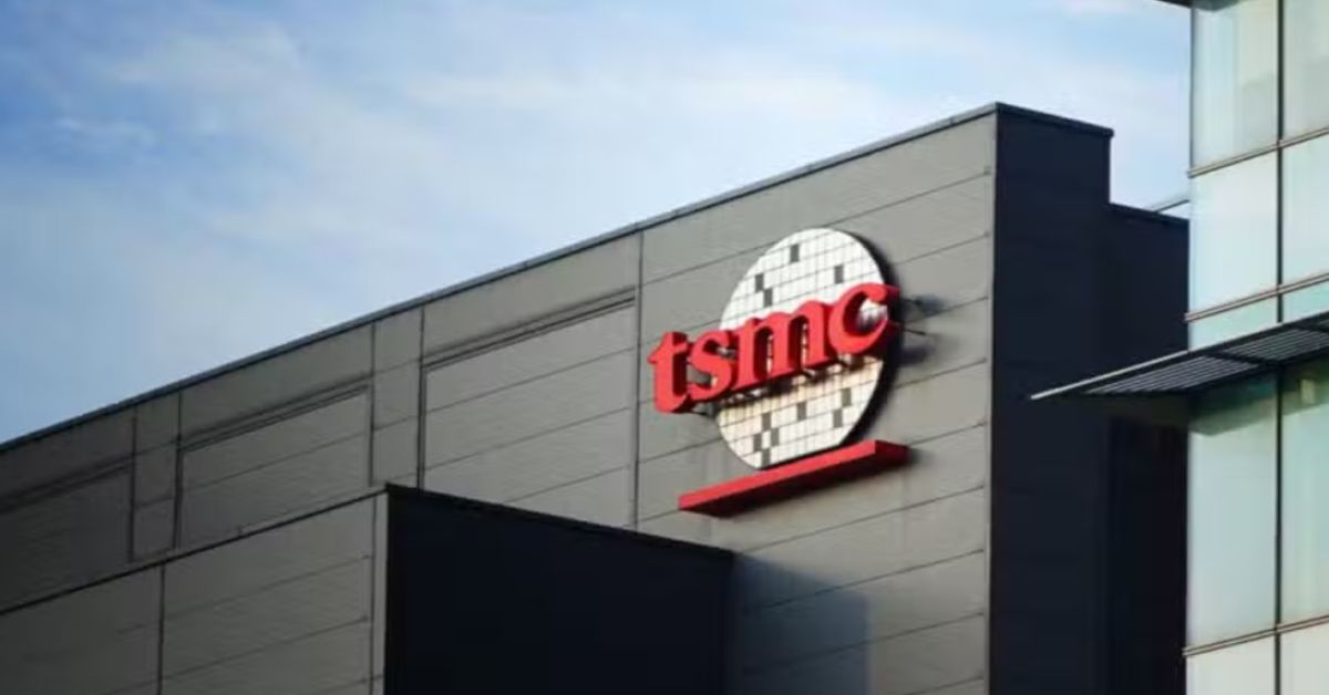 Fachada de prédio da TSMC em Taiwan com logotipo da fabricante de semicondutores em destaque.
