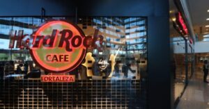 Hard Rock desaparece no Ceará após década de promessas frustradas e crise bilionária