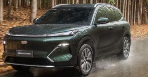 Híbridos da Geely ganham espaço global após petróleo caro pressionar setor automotivo