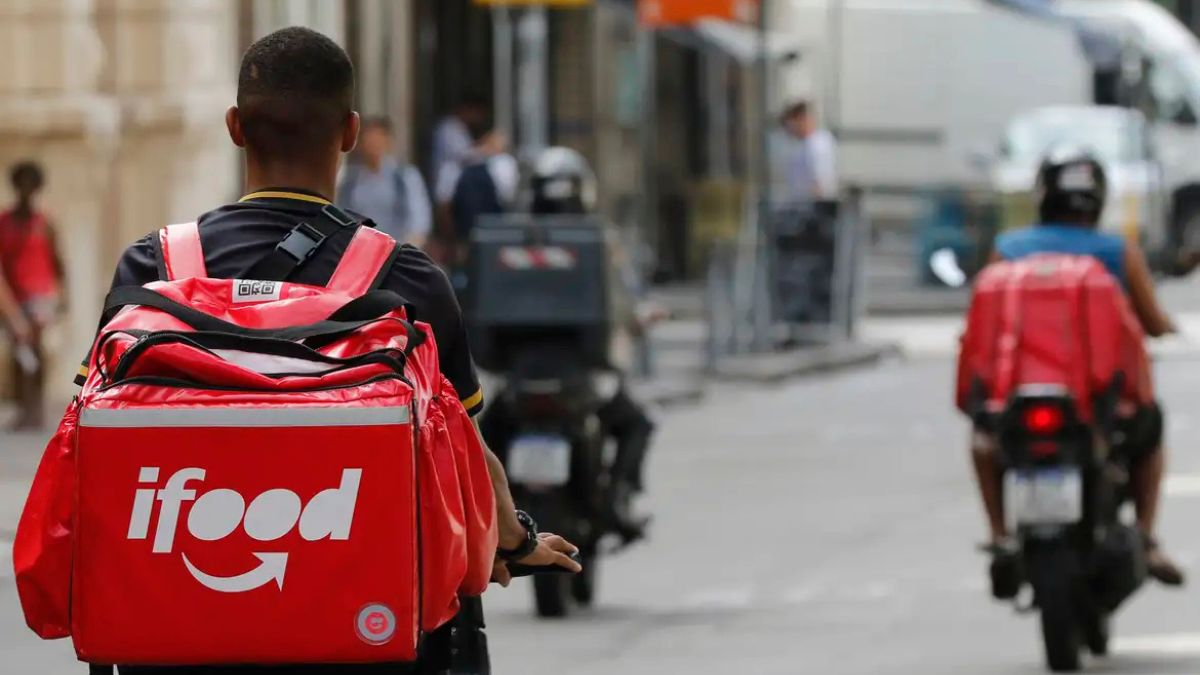 Imagem de um entregador do iFood para ilustrar uma matéria jornalística sobre a guerra do delivery entre o iFood e a Keeta.