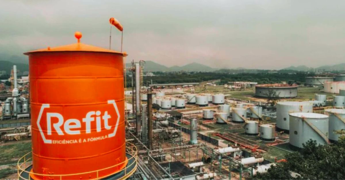 Estrutura industrial da Refit no Rio de Janeiro em meio ao avanço da investigação da PF sobre influência em decisões fiscais do estado.