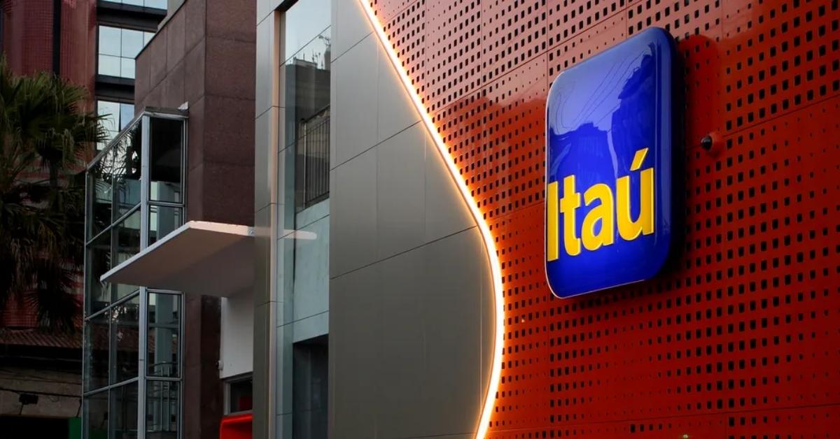 Fachada de prédio do Itaú Unibanco em meio a reportagem sobre recuperações judiciais e perdas bilionárias