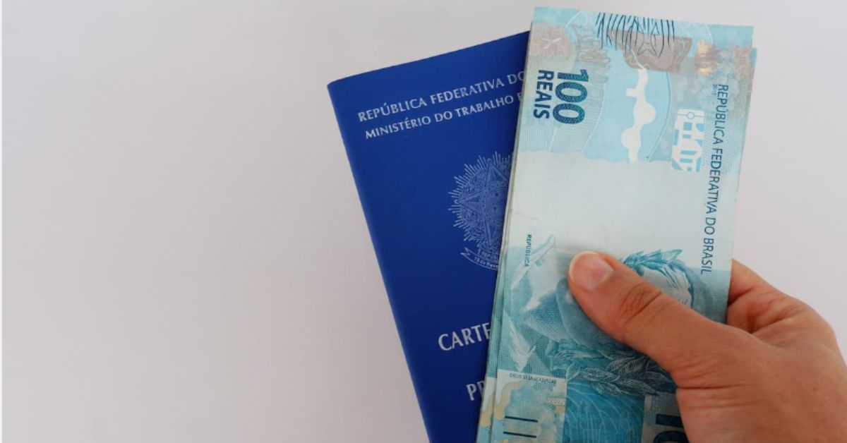 Carteira de trabalho e nota de R$ 100 ilustram debate sobre igualdade salarial entre homens e mulheres no STF