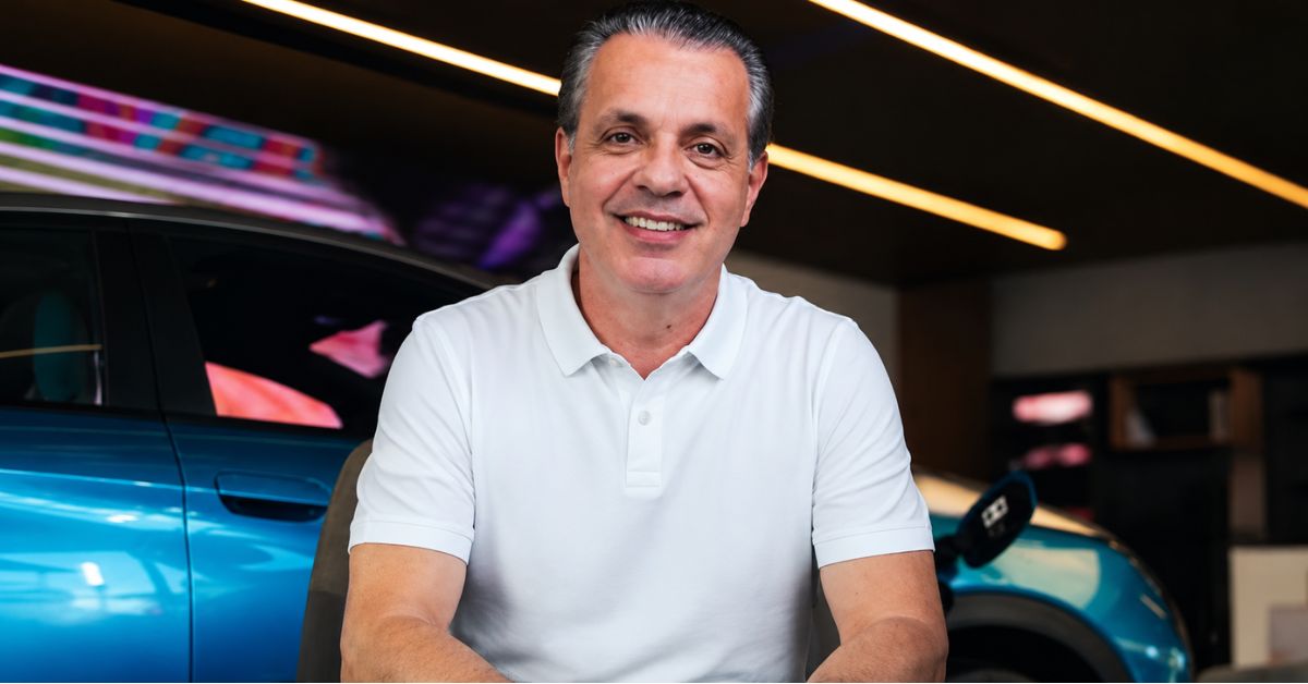 Leonardo Dall’Olio, diretor comercial do Grupo Carmais, em ambiente de concessionária da BYD