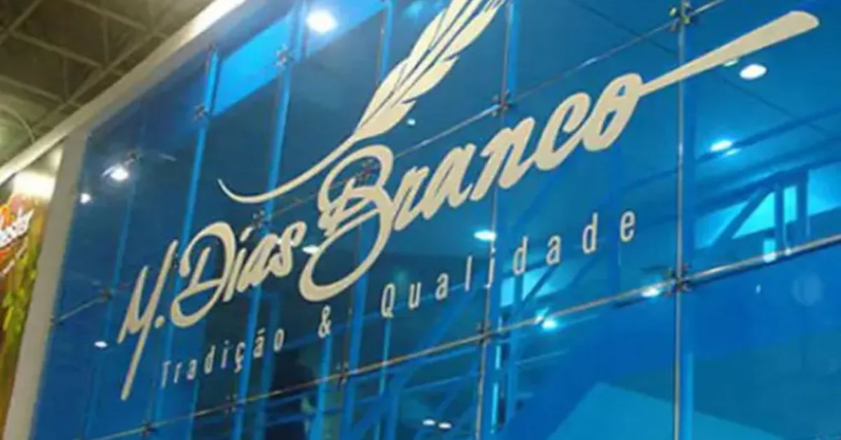 Fachada da M. Dias Branco com logotipo da companhia em evento do setor alimentício