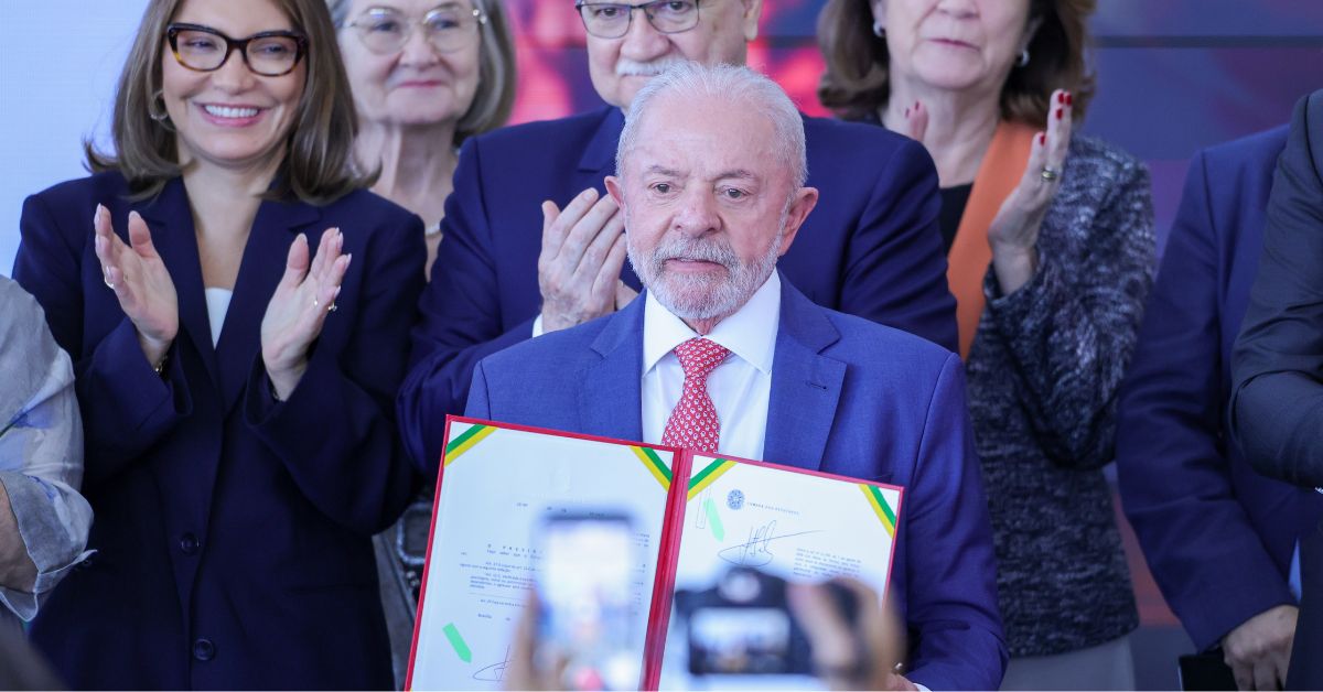 Presidente Luiz Inácio Lula da Silva assina decretos que atualizam regras do Marco Civil da Internet e ampliam obrigações das plataformas digitais no Brasil.