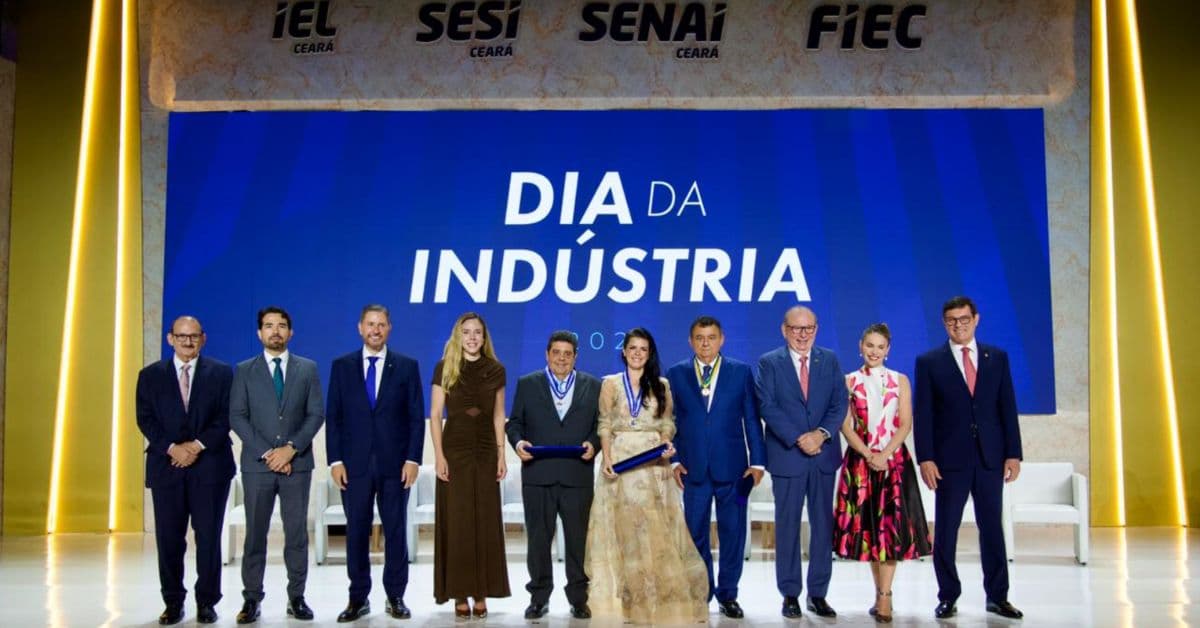 Autoridades, empresários e homenageados posam no palco durante a cerimônia do Dia da Indústria 2026, promovida pela FIEC, em Fortaleza.