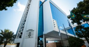 FIEC homenageia nomes da indústria cearense com a Medalha do Mérito Industrial