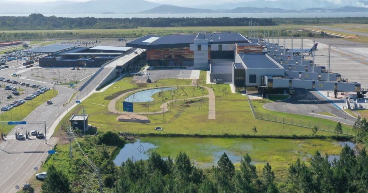 Vista aérea do Aeroporto Internacional Hercílio Luz, em Florianópolis, terminal que liderou ranking global de conexões com a menor taxa de voos perdidos em escalas.