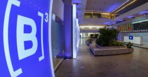 Novo CEO da B3 assume após tombo das ações e ameaça ao monopólio da bolsa