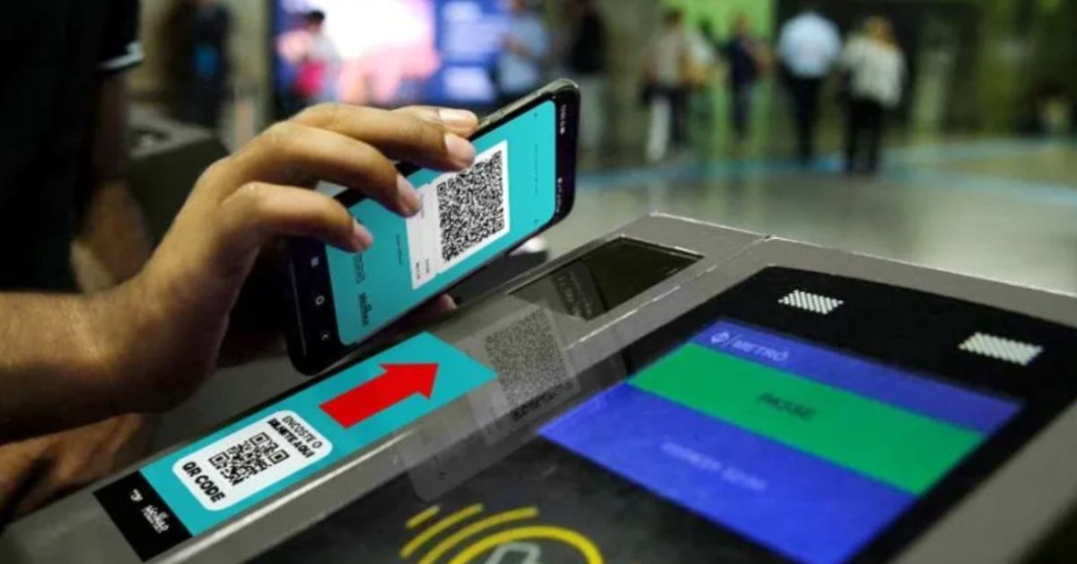 Passageiro usa celular para pagamento por aproximação em bloqueio do transporte público de São Paulo
