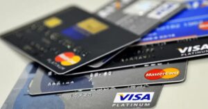 Parcelamento no cartão de crédito dispara no Brasil e transforma fatura em renda extra