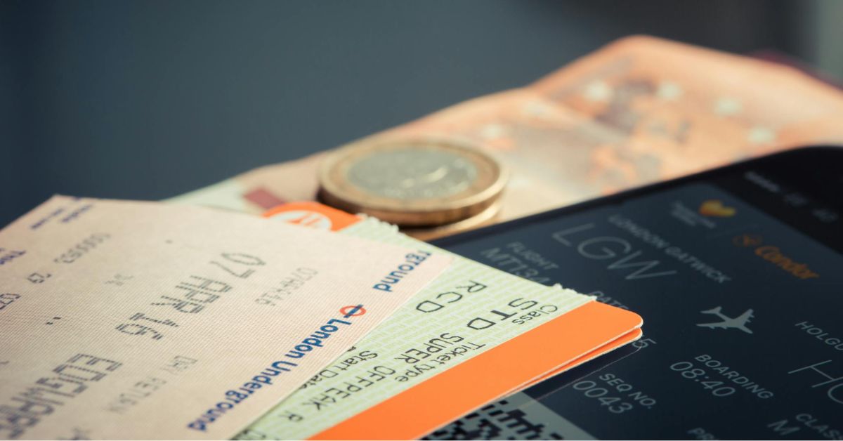 Passagens aéreas e celular exibindo cartão de embarque em imagem que representa alta nos custos das viagens domésticas no Brasil.