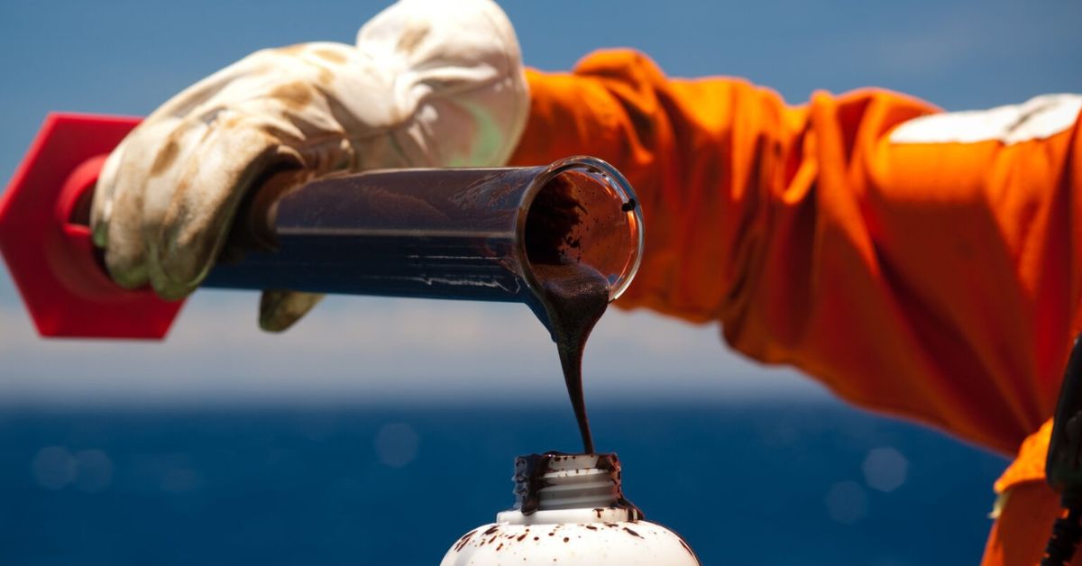 Petróleo bruto escorre de equipamento de coleta durante operação em plataforma marítima de energia. simbolizando preço do petróleo