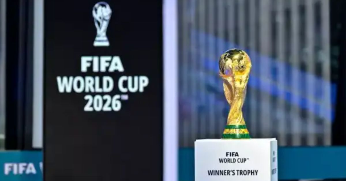 Troféu da Copa do Mundo da FIFA em exposição ao lado da identidade visual oficial do Mundial de 2026.
