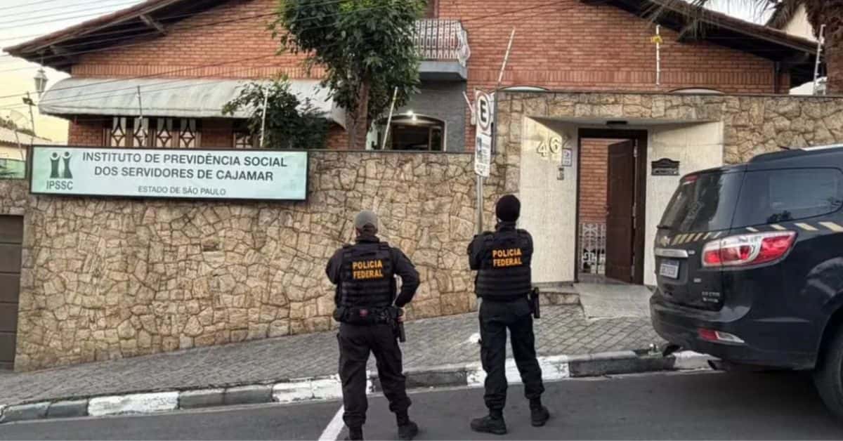 Policiais federais em frente ao Instituto de Previdência Social dos Servidores de Cajamar durante operação sobre aplicações no Banco Master