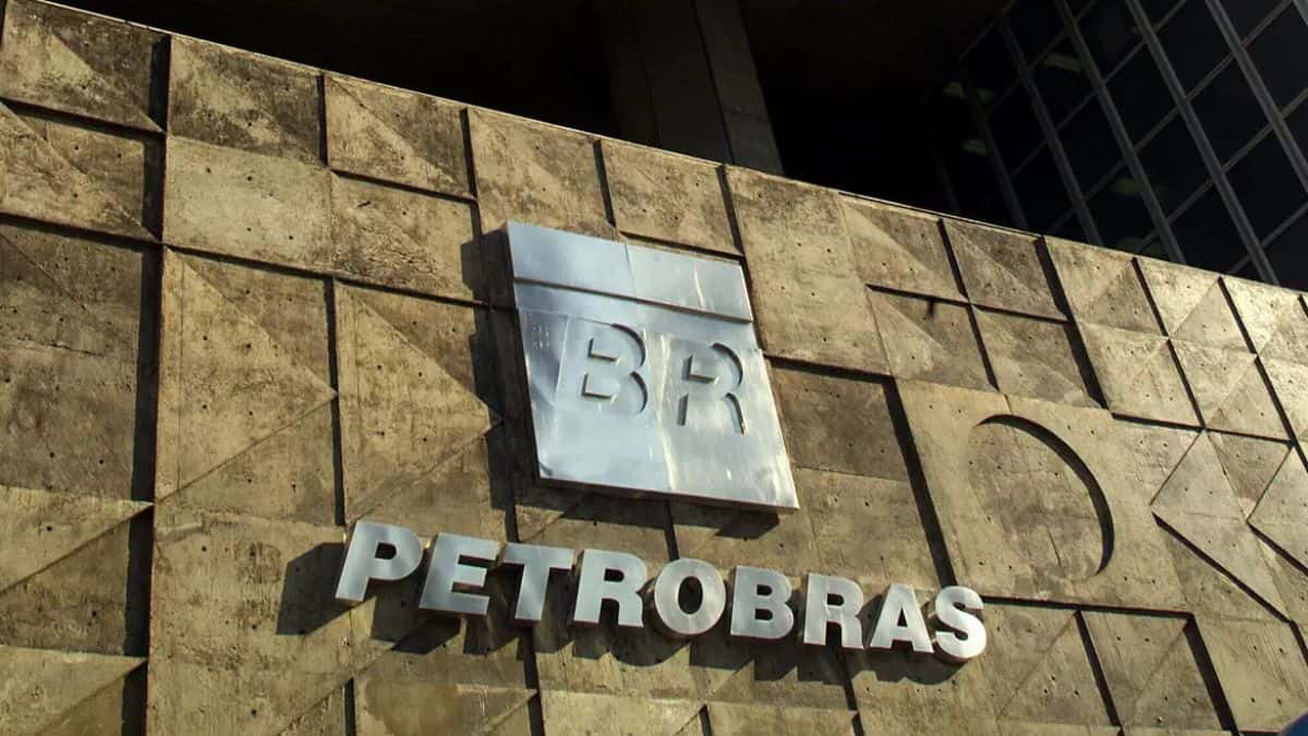 Produção de petróleo do Brasil: fachada da Petrobras com logotipo em prédio corporativo