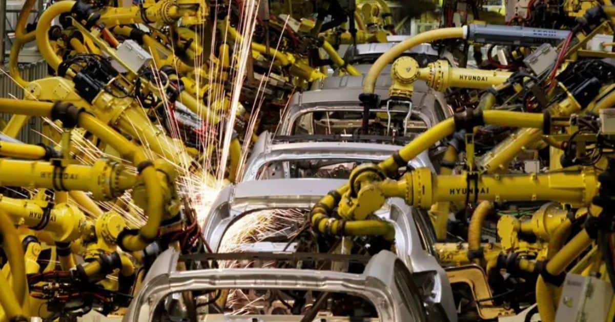 Linha de montagem automatizada da indústria automotiva durante produção industrial no Brasil