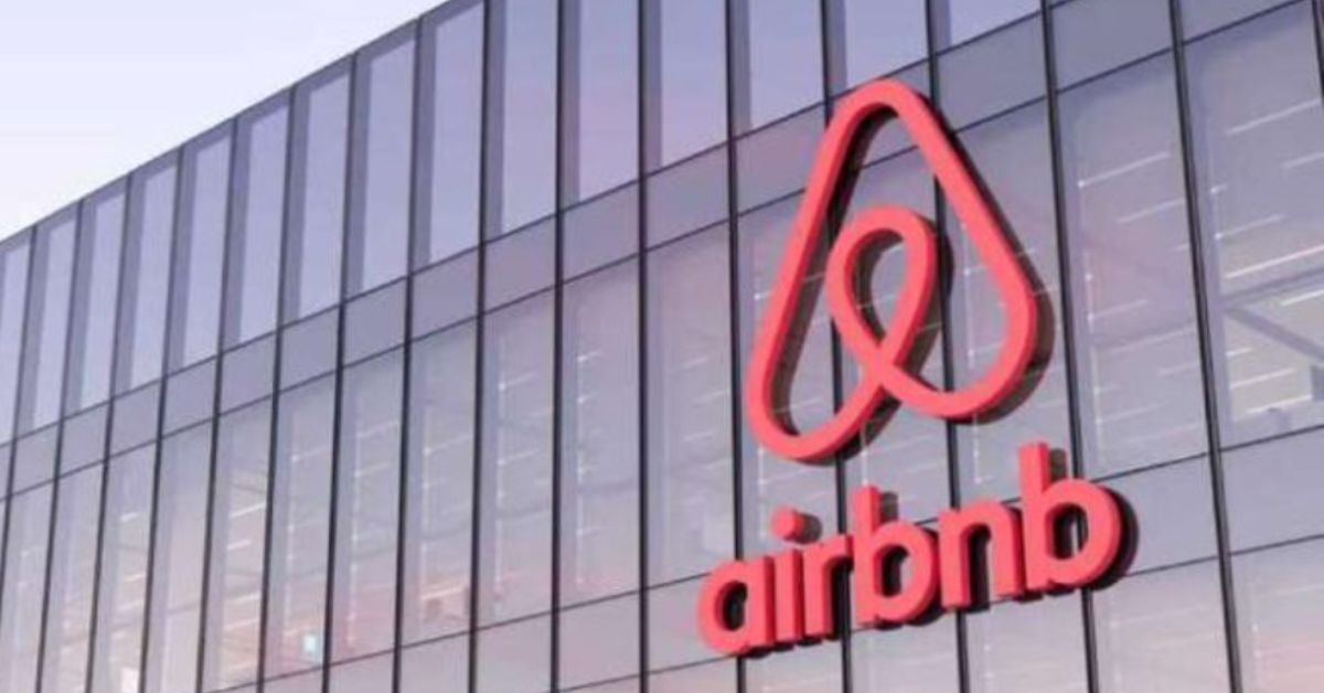 Logo da Airbnb em prédio corporativo após empresa elevar projeção de receita para 2026