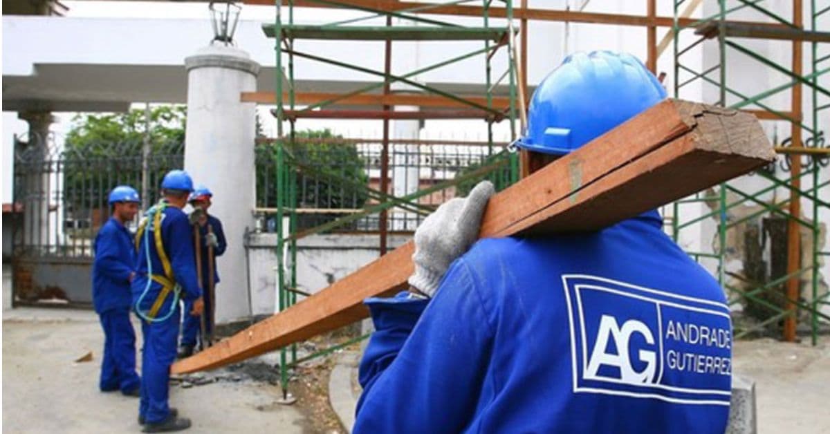 Funcionário da Andrade Gutierrez em canteiro de obras durante período de pressão financeira e paralisação de projetos da construtora.