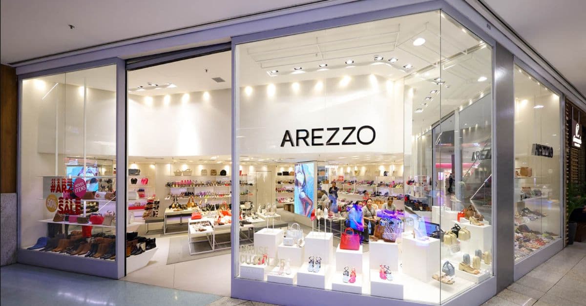 Fachada de loja da Arezzo em shopping center; disputa entre controladores da Azzas 2154 pressiona integração após fusão entre Arezzo&Co e Grupo Soma.