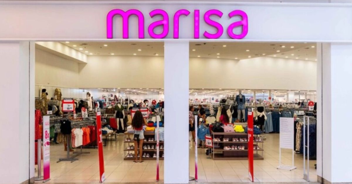 Fachada de loja da Marisa em shopping center durante período de divulgação do resultado da Marisa no 1T26.