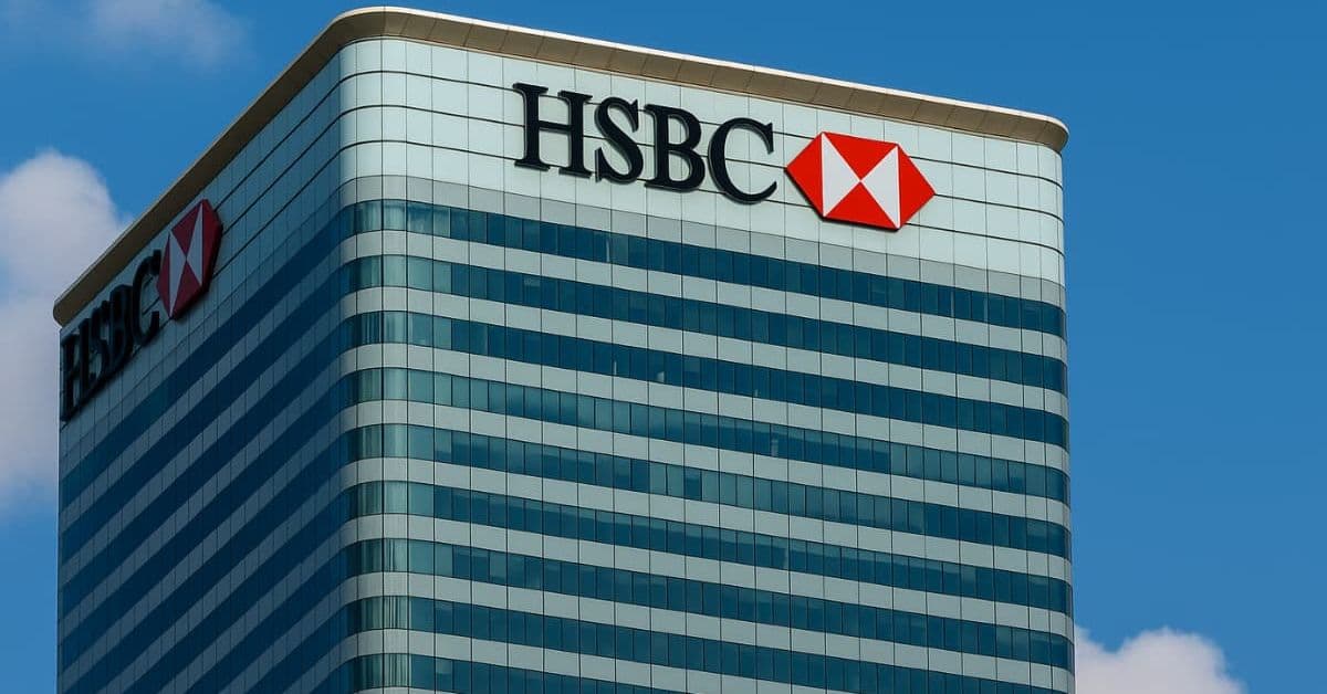 Sede do HSBC, que divulga resultados do primeiro trimestre de 2026, com logotipo no topo do prédio corporativo
