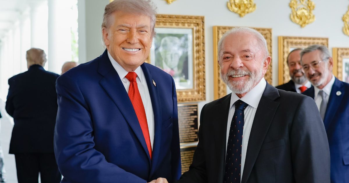 Donald Trump e Luiz Inácio Lula da Silva apertam as mãos durante encontro oficial em Washington após reunião sobre tarifas, Pix e comércio bilateral.
