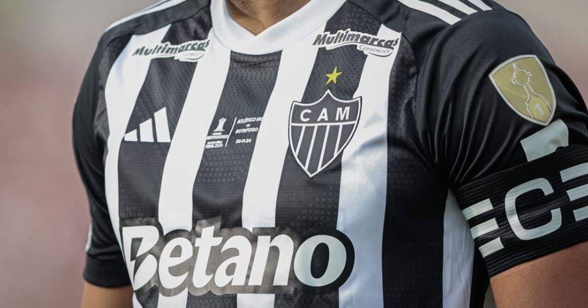 Camisa do Atlético-MG durante partida, clube que lidera entre as SAFs mais endividadas do futebol brasileiro em 2025.