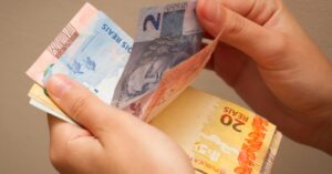 Salário médio no Brasil sobe a R$ 3.722, mas avanço esconde queda na base