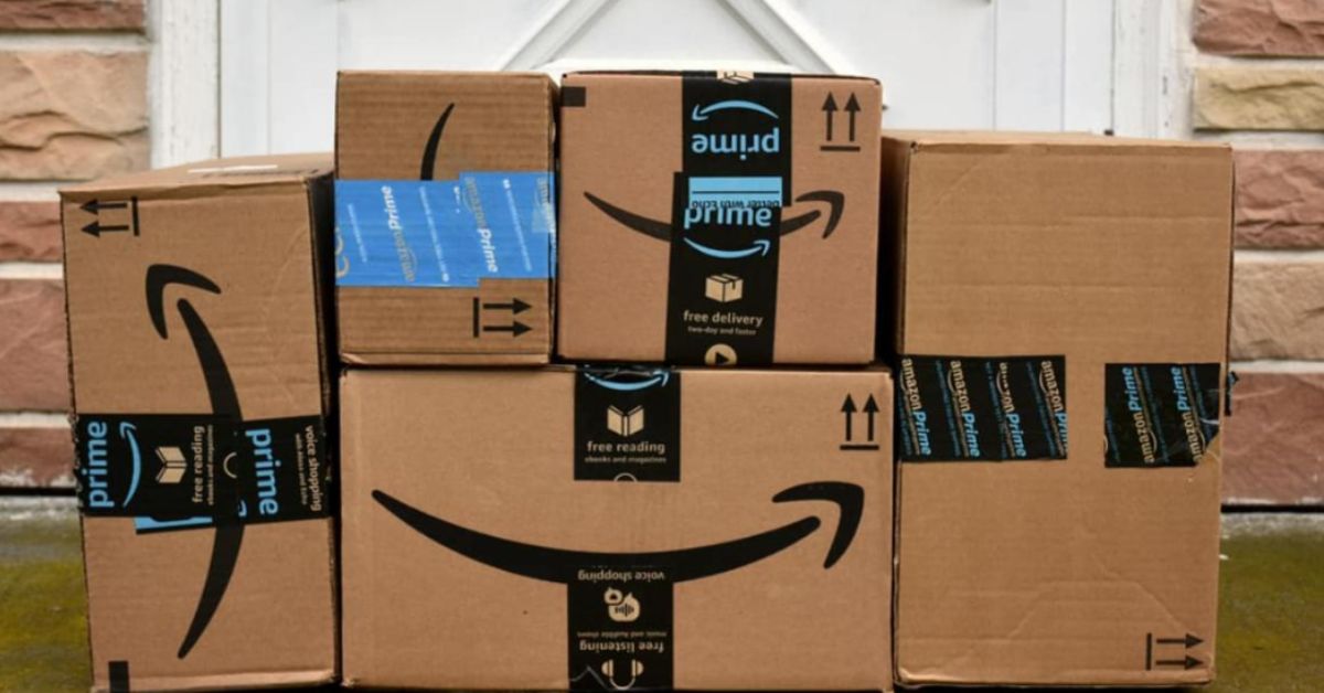 Amazon Supply Chain Services Brasil com caixas da Amazon em operação logística