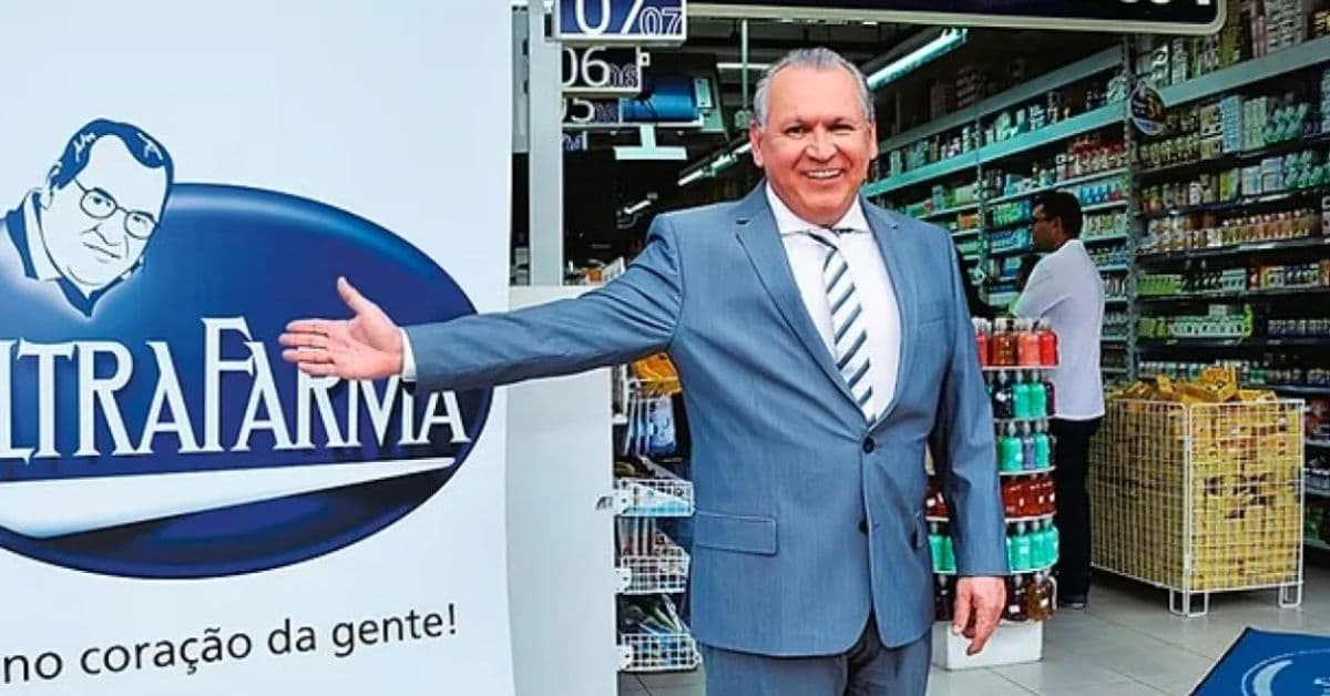 Sidney Oliveira posa em frente a uma unidade da Ultrafarma em imagem institucional da rede de farmácias.