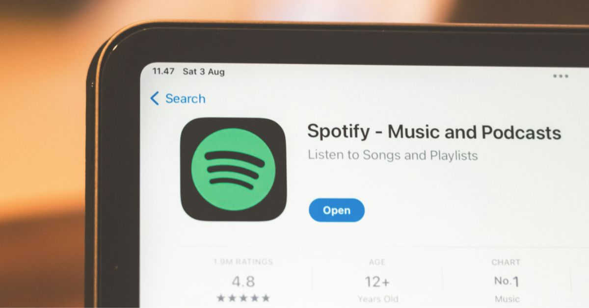 Aplicativo do Spotify exibido na App Store em tela de tablet, em imagem usada para ilustrar expansão da plataforma na música com IA.