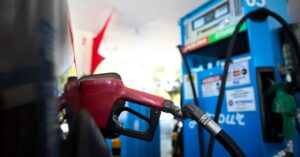 Subsídio da gasolina de Lula amplia dependência do petróleo para conter inflação
