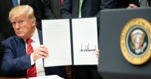 Tarifa de 10% de Trump sofre revés judicial e amplia incerteza no comércio global