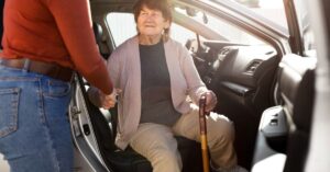 Nissan faz parceria com plataforma que atua como “Uber para idosos” e entra na mobilidade 60+