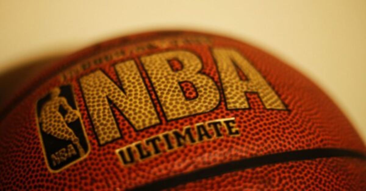 Bola oficial da NBA em destaque, simbolizando a valorização das franquias da liga