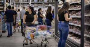 Varejo em Minas Gerais cresce 11%, mas juros travam serviços e turismo, aponta Fecomércio MG