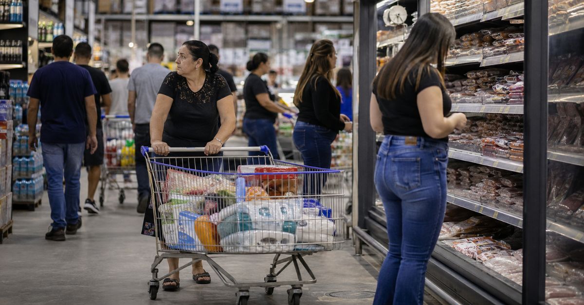 Consumidores em supermercado ilustram o varejo em Minas Gerais, que cresceu 11%, segundo a Fecomércio MG, enquanto serviços e turismo recuaram sob juros altos.