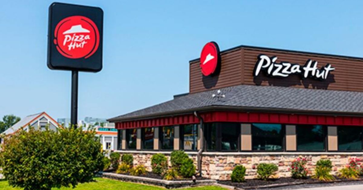 Fachada de uma unidade da Pizza Hut com logotipo da marca em destaque, em meio às negociações para possível venda da rede pela Yum Brands.