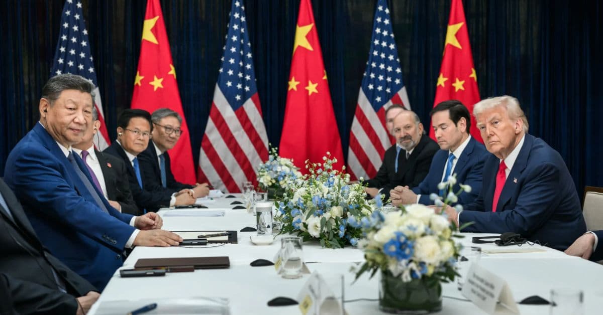Donald Trump e Xi Jinping durante reunião bilateral entre Estados Unidos e China em meio à disputa por tecnologia e comércio
